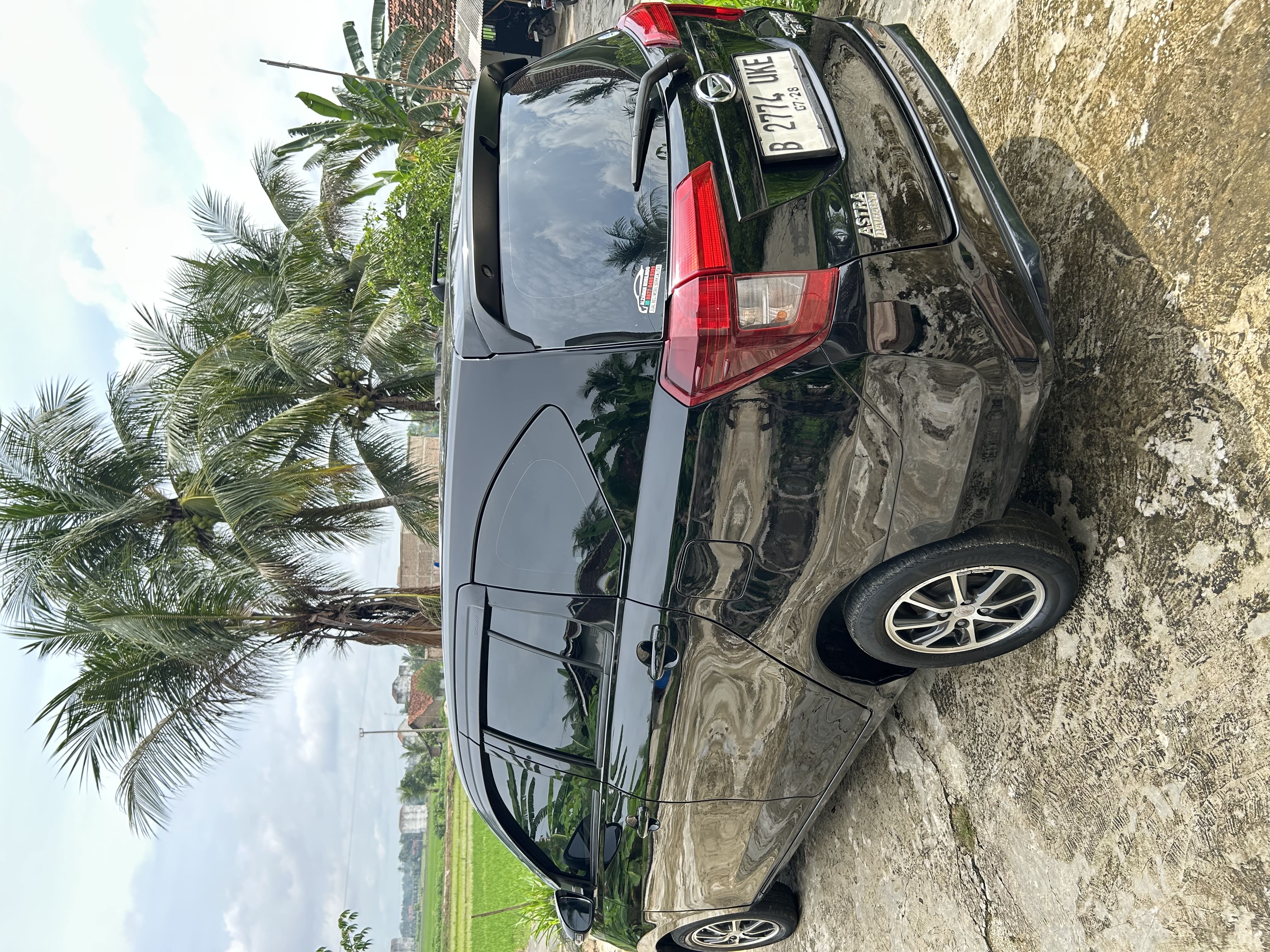 daihatsu Sigra R metic Hitam Tahun 2018